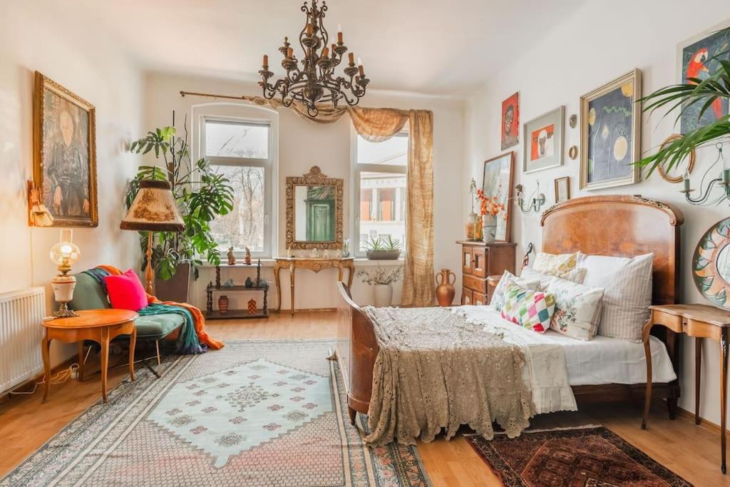Theatre Art Apartment
