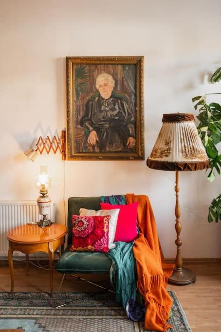 Theatre Art Apartment *